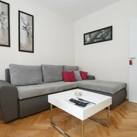 Snjezanal- In The Center Apartment Split